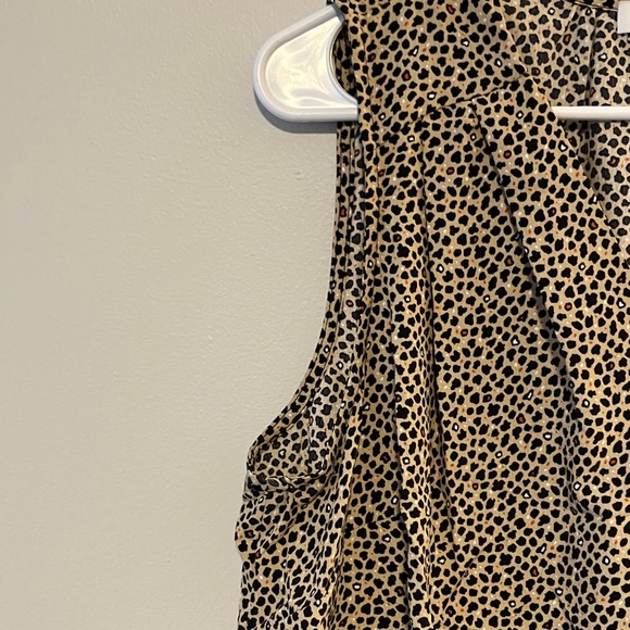 Chic Sleeveless Tan Patterned Blouse - Picture 4 of 5